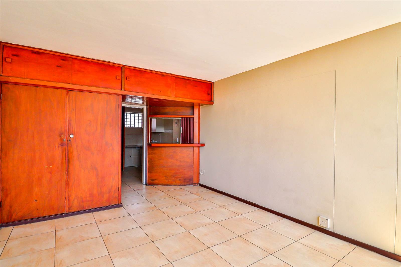 Bachelor apartment in Braamfontein photo number 1