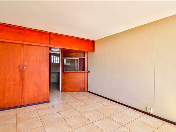 Bachelor apartment in Braamfontein