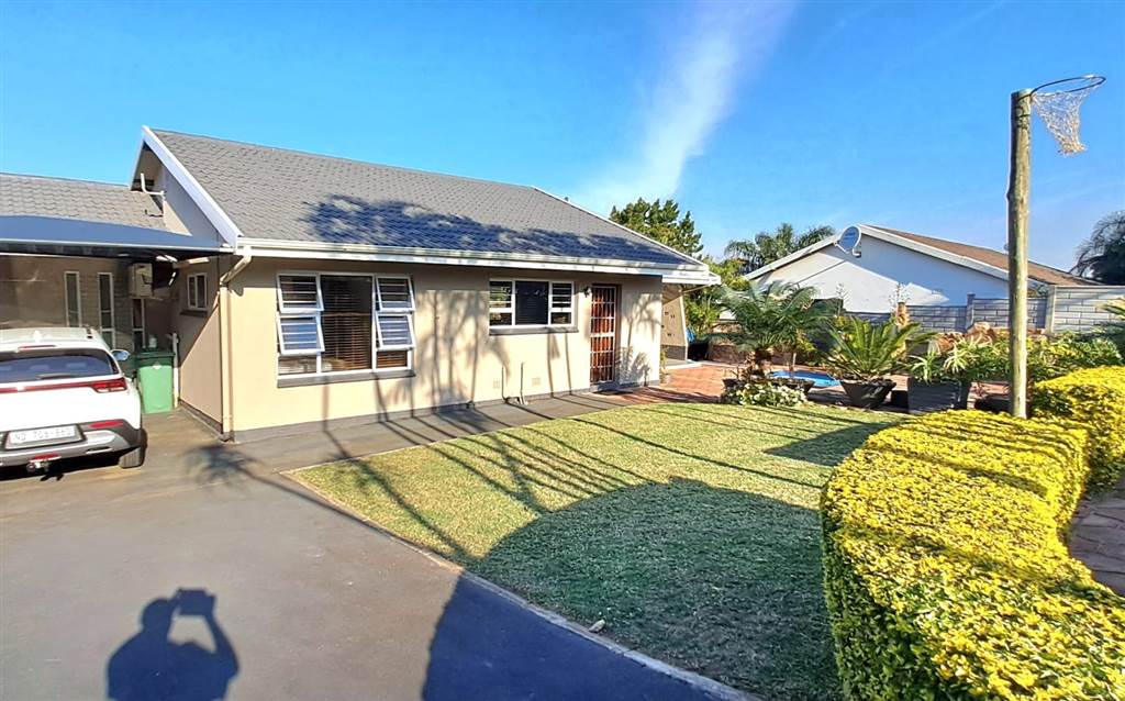4 Bed House in Illovo Glen photo number 3
