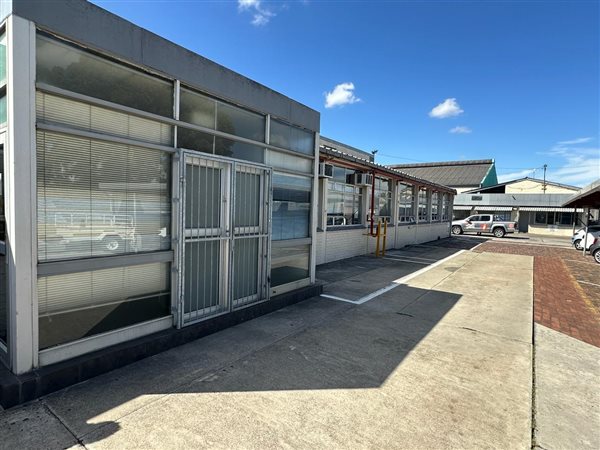 450  m² Industrial space in Triangle Farm