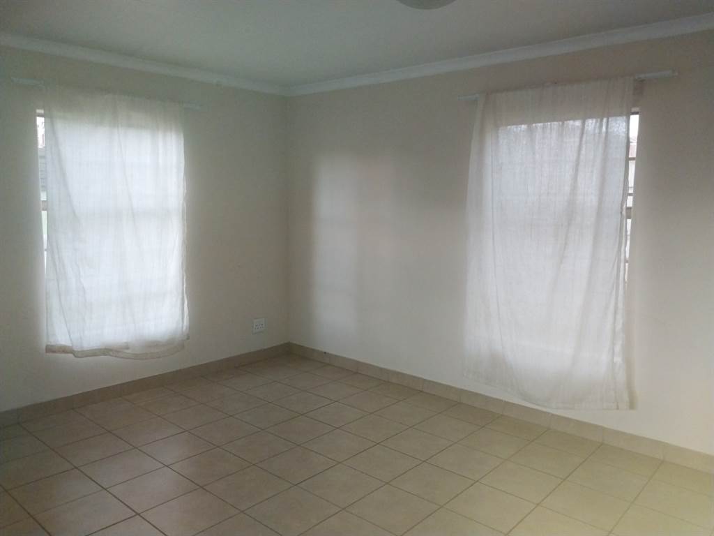 2 Bed House in Olievenhoutbosch photo number 10