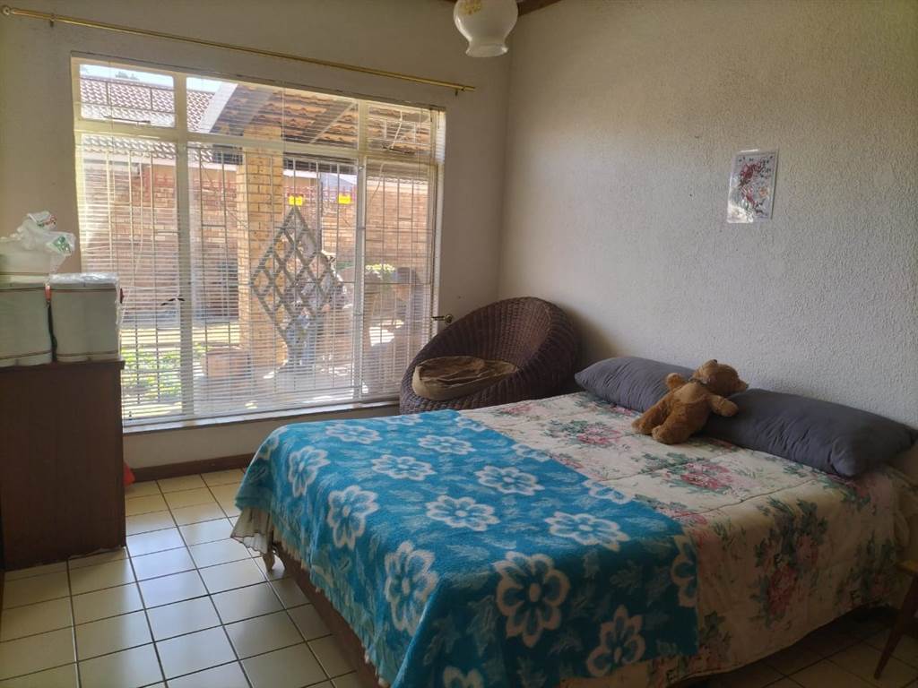 2 Bed Townhouse in Stilfontein photo number 14