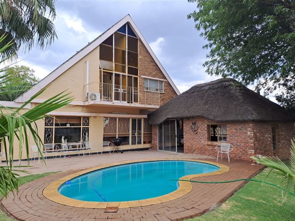 4 Bed House in Jim Fouche Park