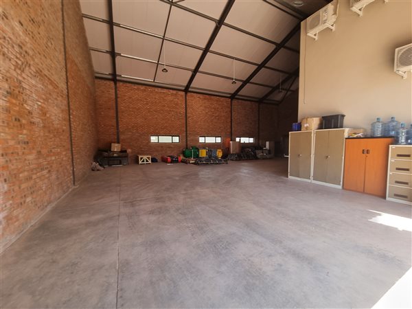 298  m² Commercial space