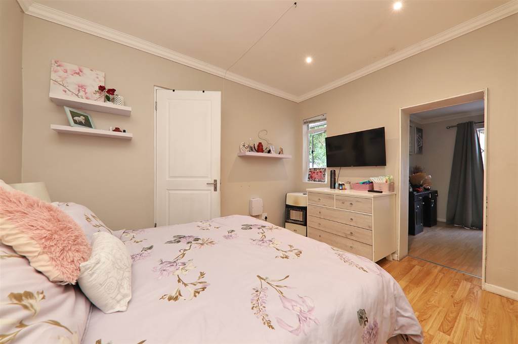 4 Bed House in Plumstead photo number 16