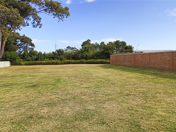742 m² Land available in Kraaibosch