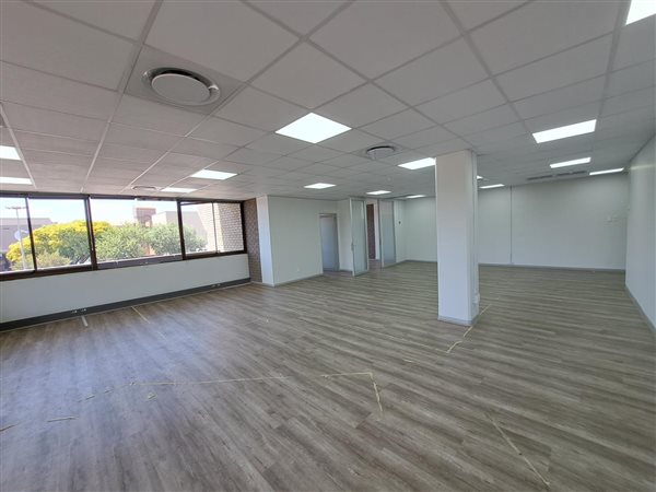 163  m² Commercial space