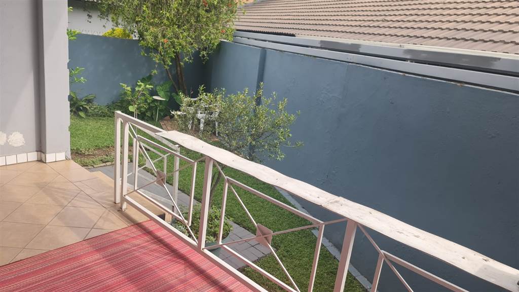 2 Bed Townhouse in Waterval East photo number 15