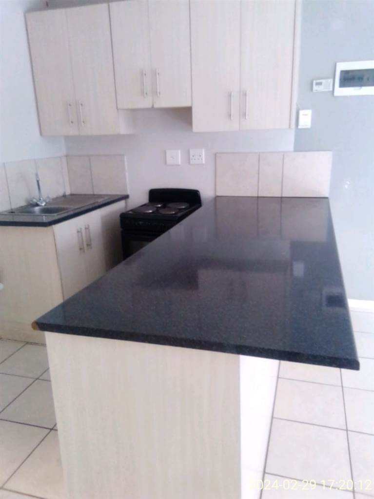 2 Bed Apartment in Benoni South photo number 7