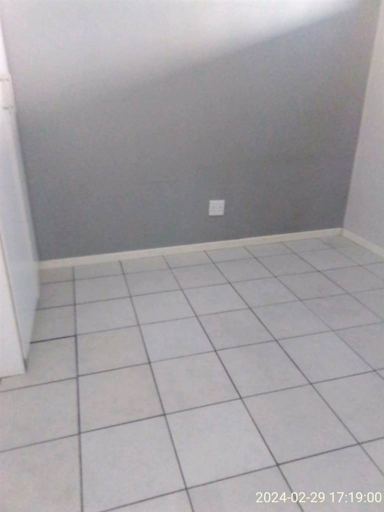 2 Bed Apartment in Benoni South photo number 4
