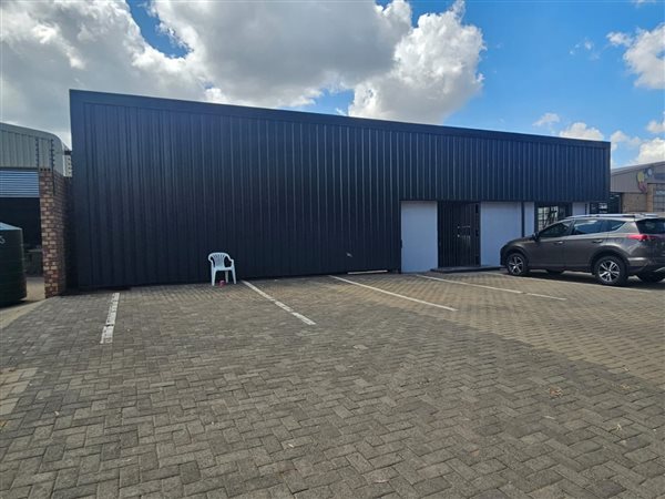 1 100 m² Retail Space 1 100 m² Retail Space
