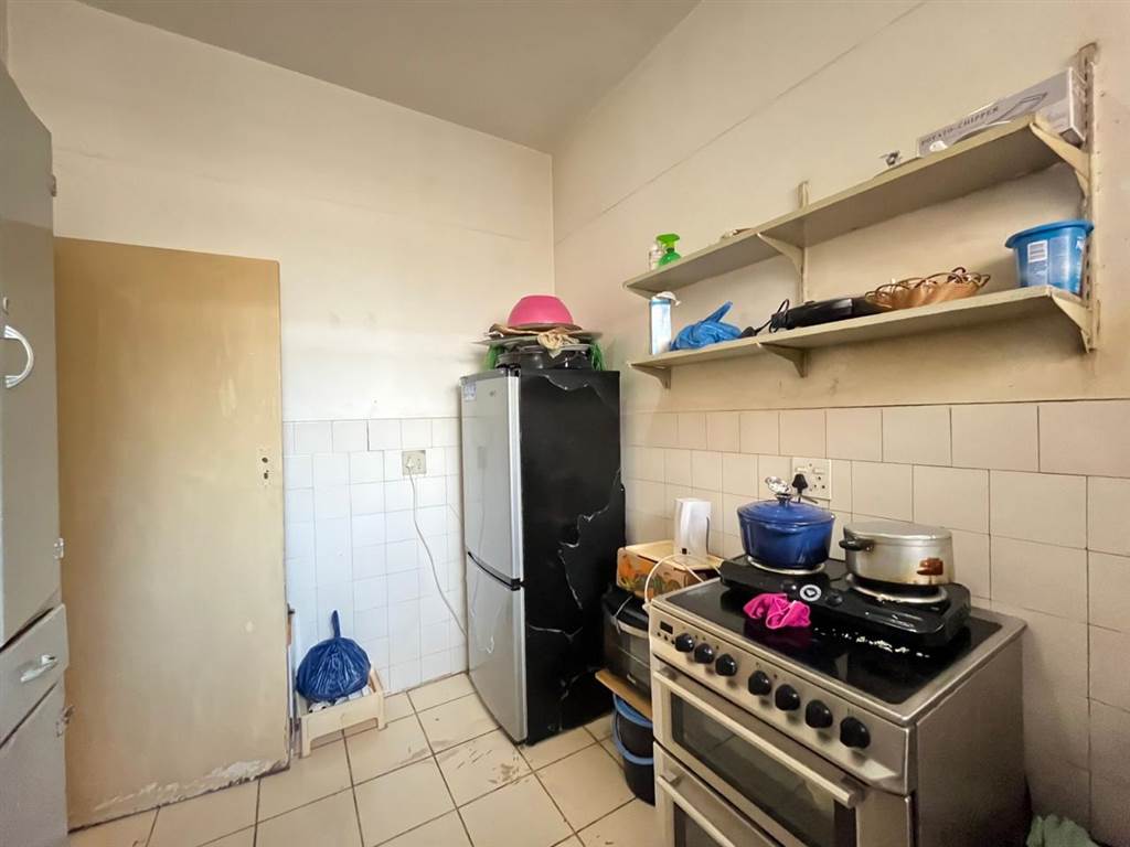 1 Bed Flat in Yeoville photo number 11