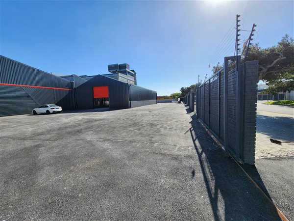 9 869  m² Industrial space