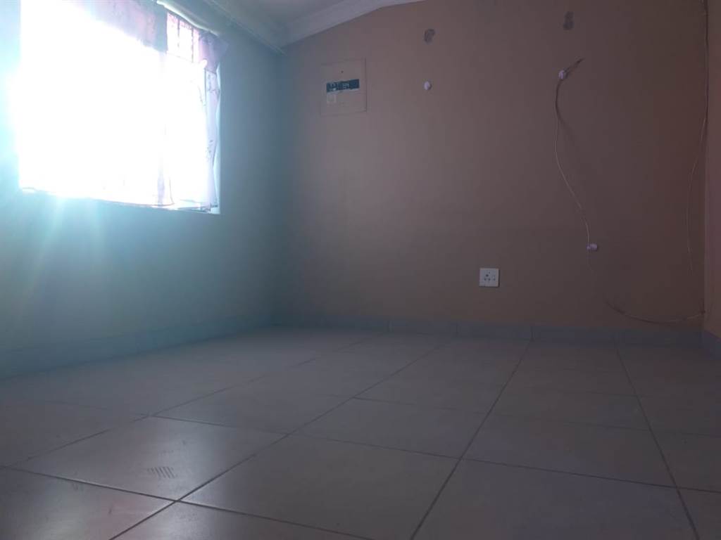 2 Bed House in Pimville photo number 11
