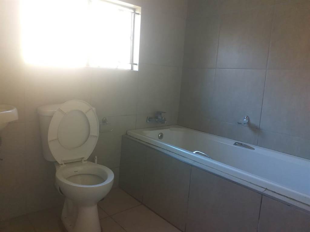 2 Bed House in Pimville photo number 2