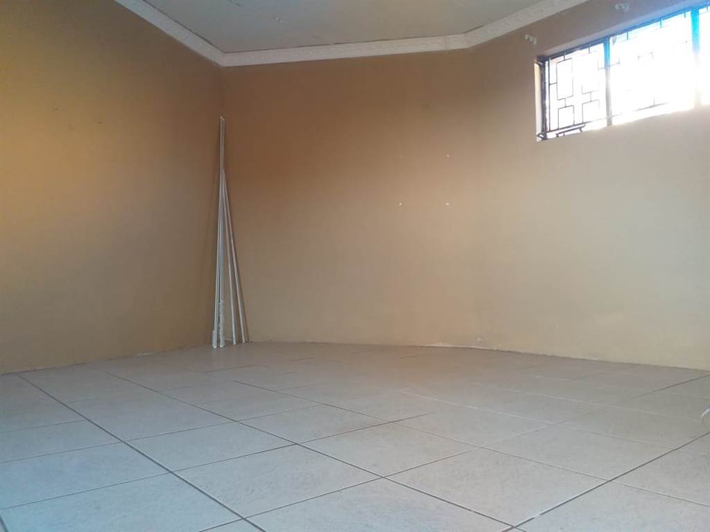 2 Bed House in Pimville photo number 10