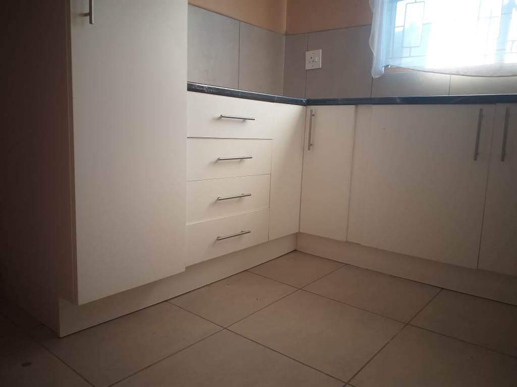 2 Bed House in Pimville photo number 4