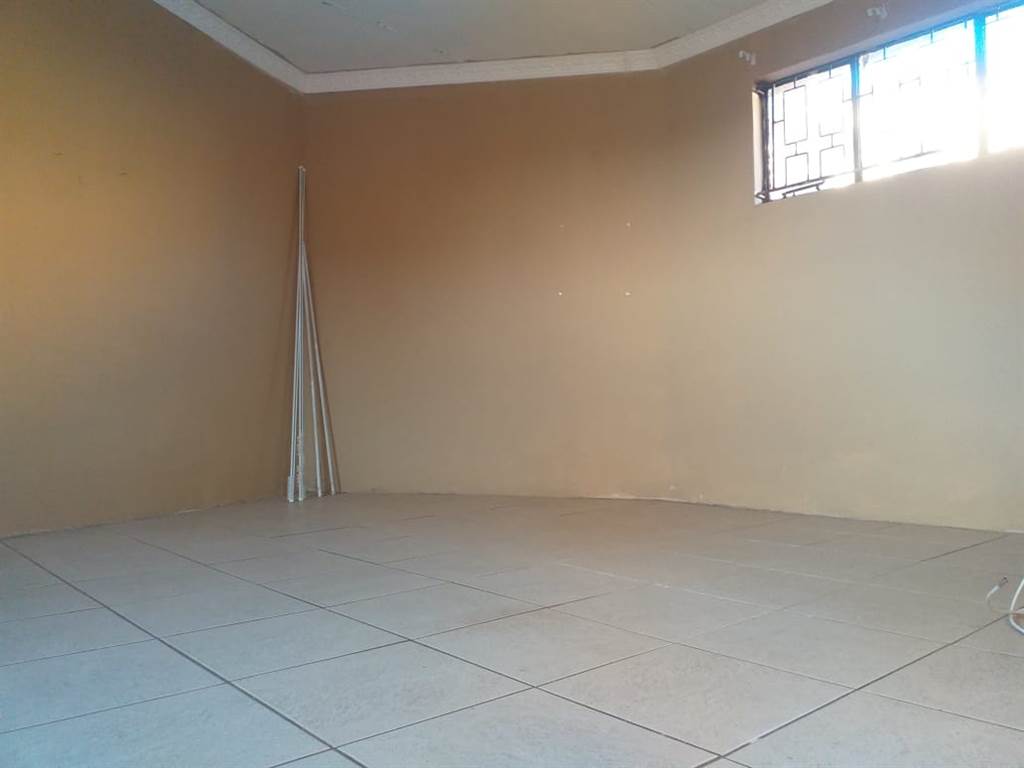 2 Bed House in Pimville photo number 9