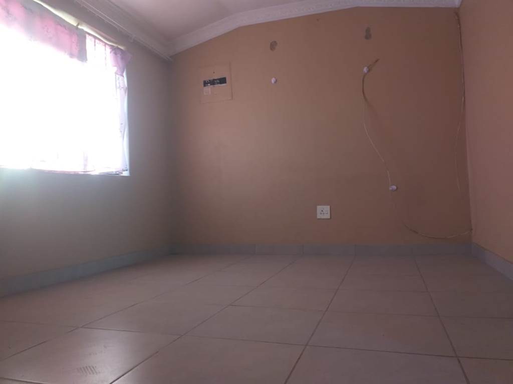 2 Bed House in Pimville photo number 8
