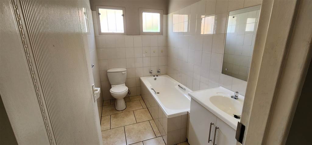 2 Bed Apartment in Kroonstad photo number 8