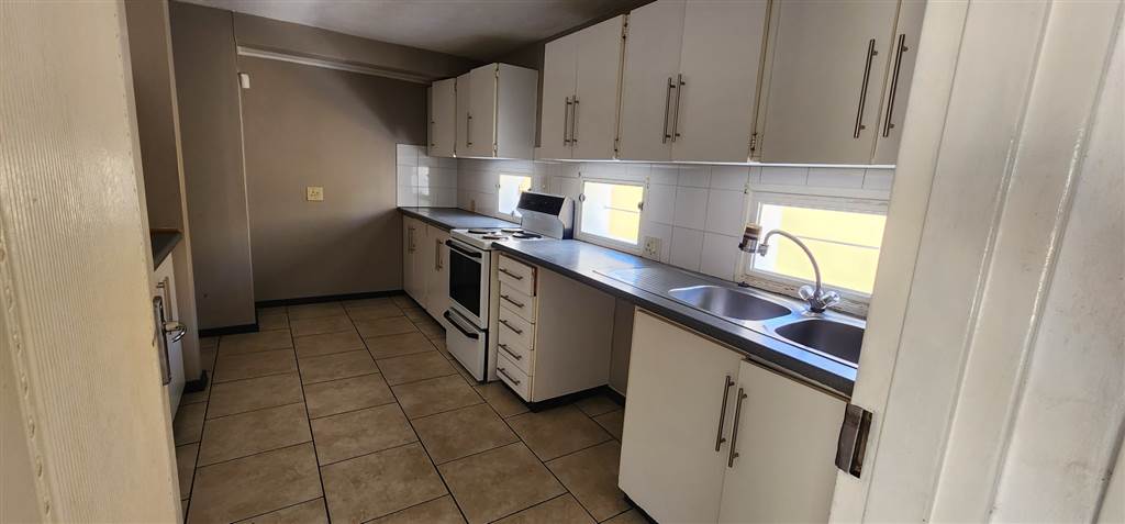 2 Bed Apartment in Kroonstad photo number 4