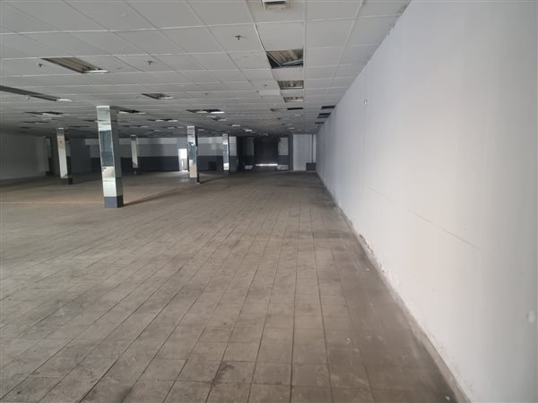 2 000  m² Commercial space