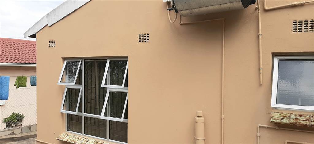 4 Bed House in Newlands West photo number 5