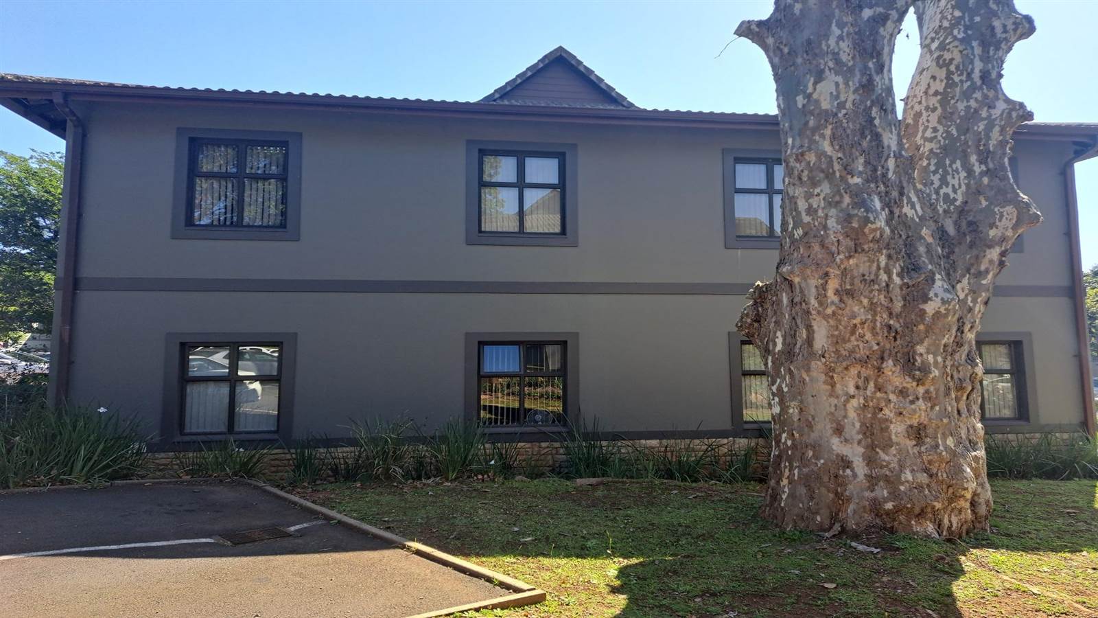 621.99  m² Office Space in Kloof photo number 1