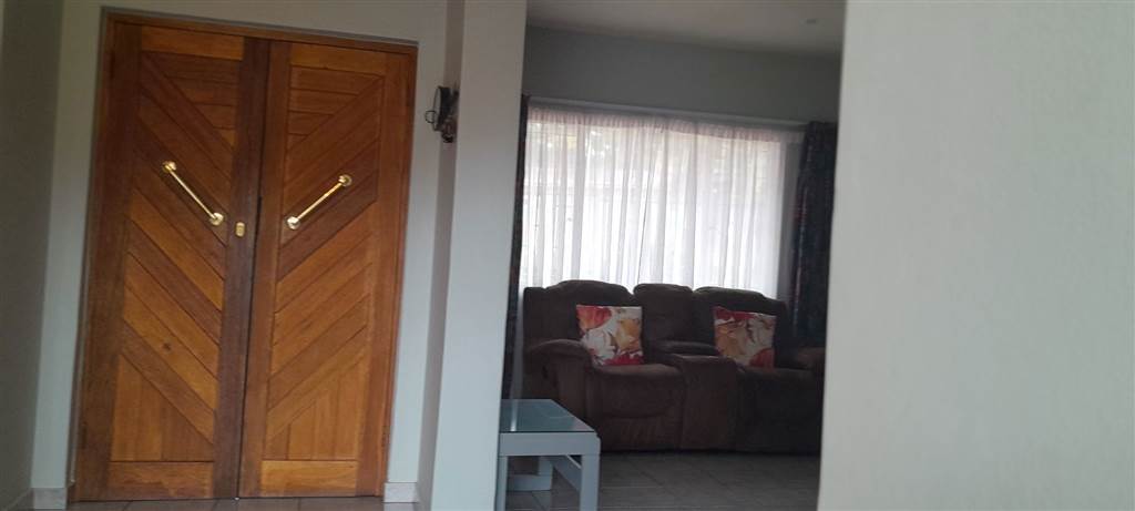 5 Bed House in Garsfontein photo number 3