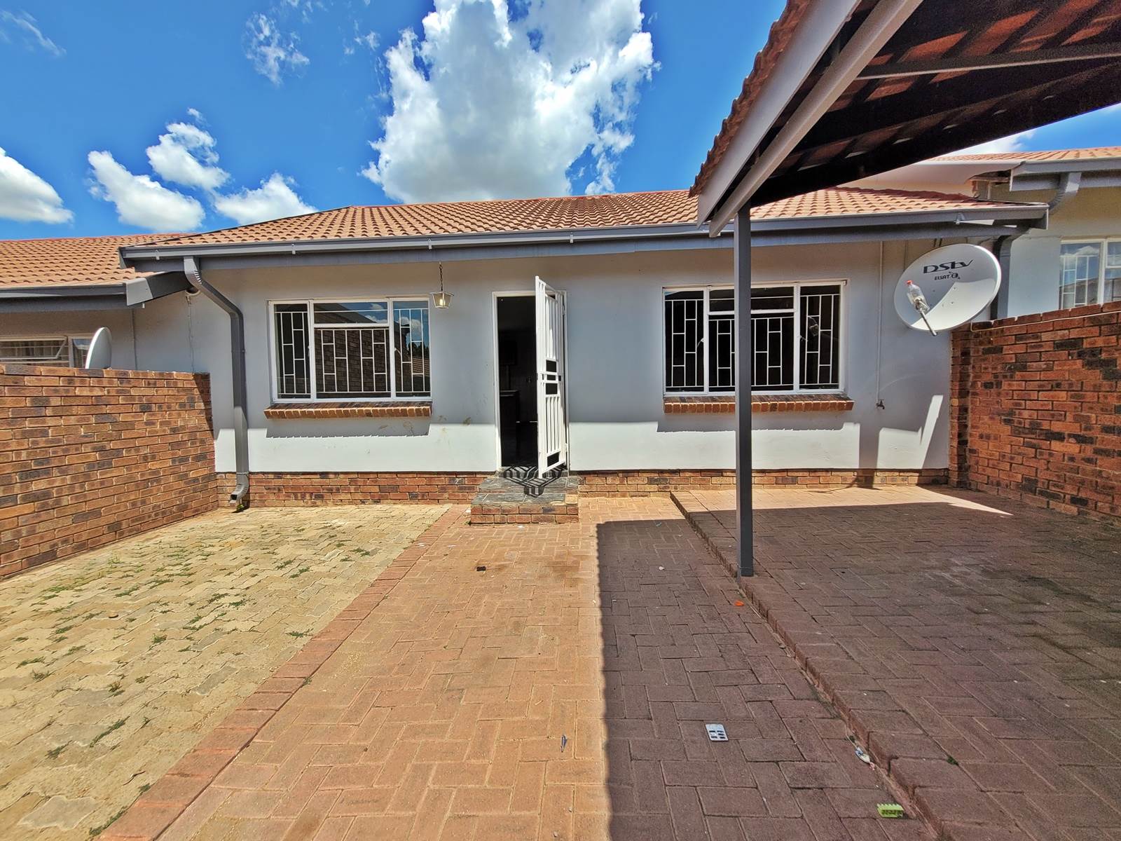 2 Bed Townhouse in Uitsig photo number 2