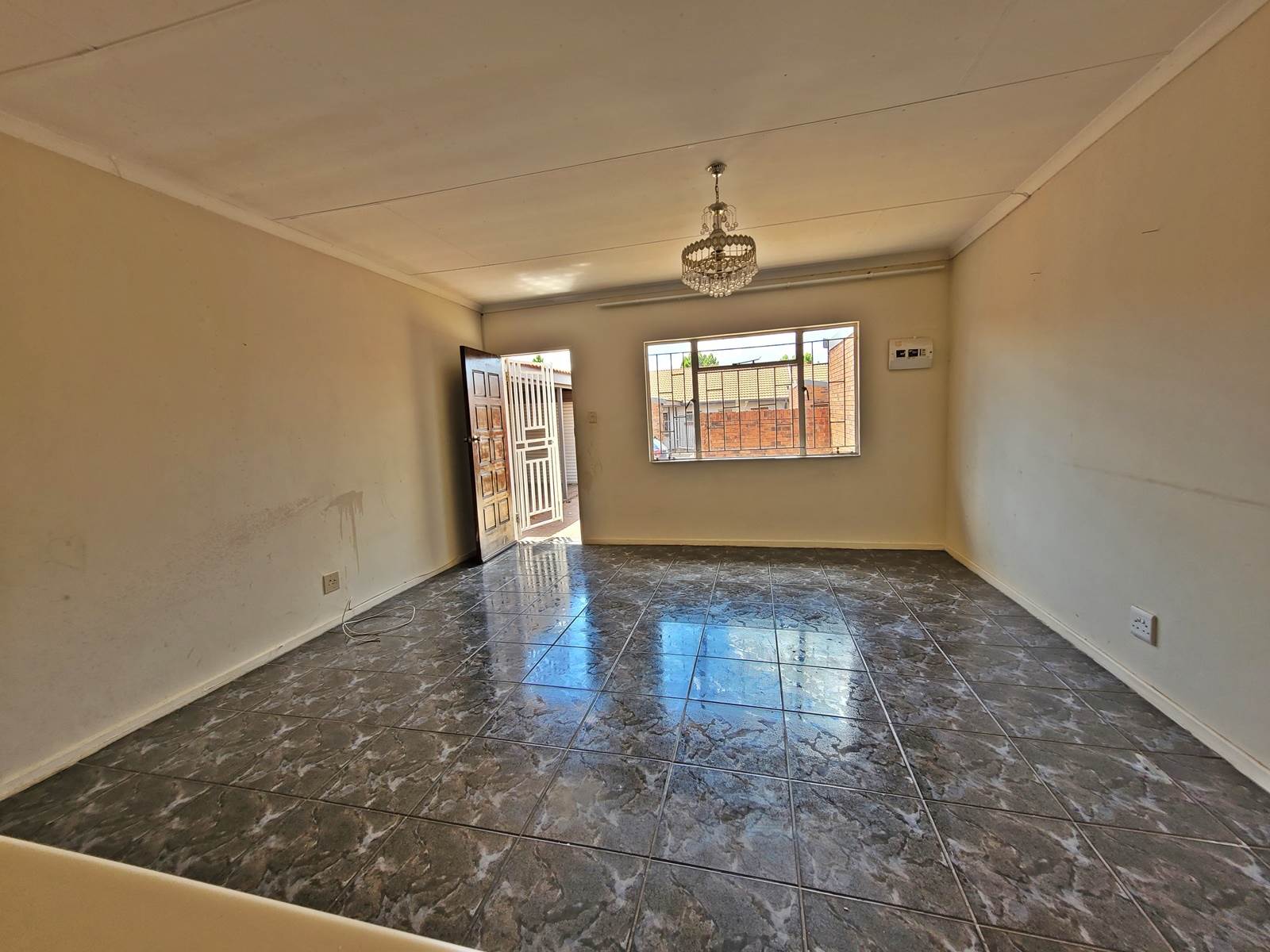 2 Bed Townhouse in Uitsig photo number 4