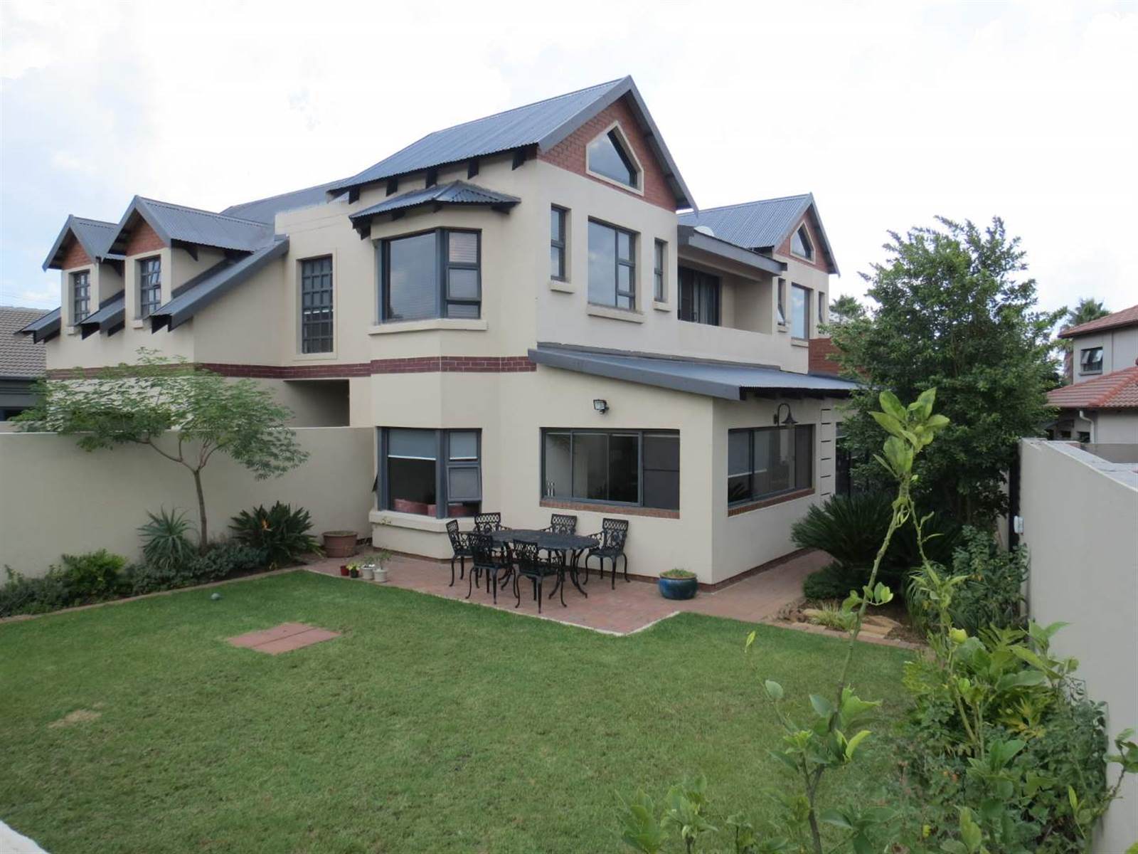 5 Bed House in Greenstone Hill photo number 2