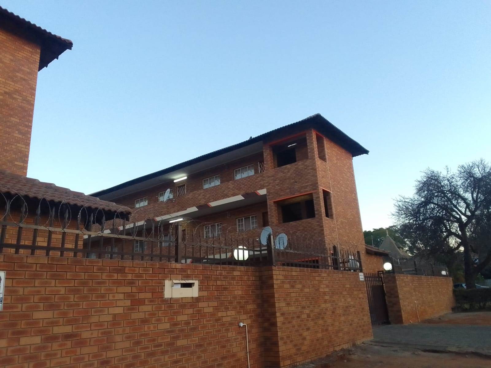 1 Bed Flat in Rustenburg Central photo number 1