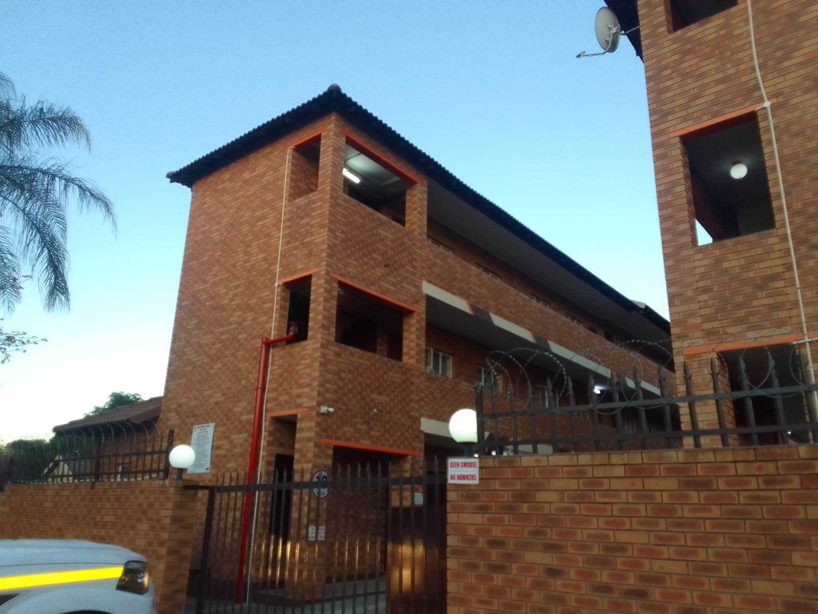 1 Bed Flat in Rustenburg Central photo number 2