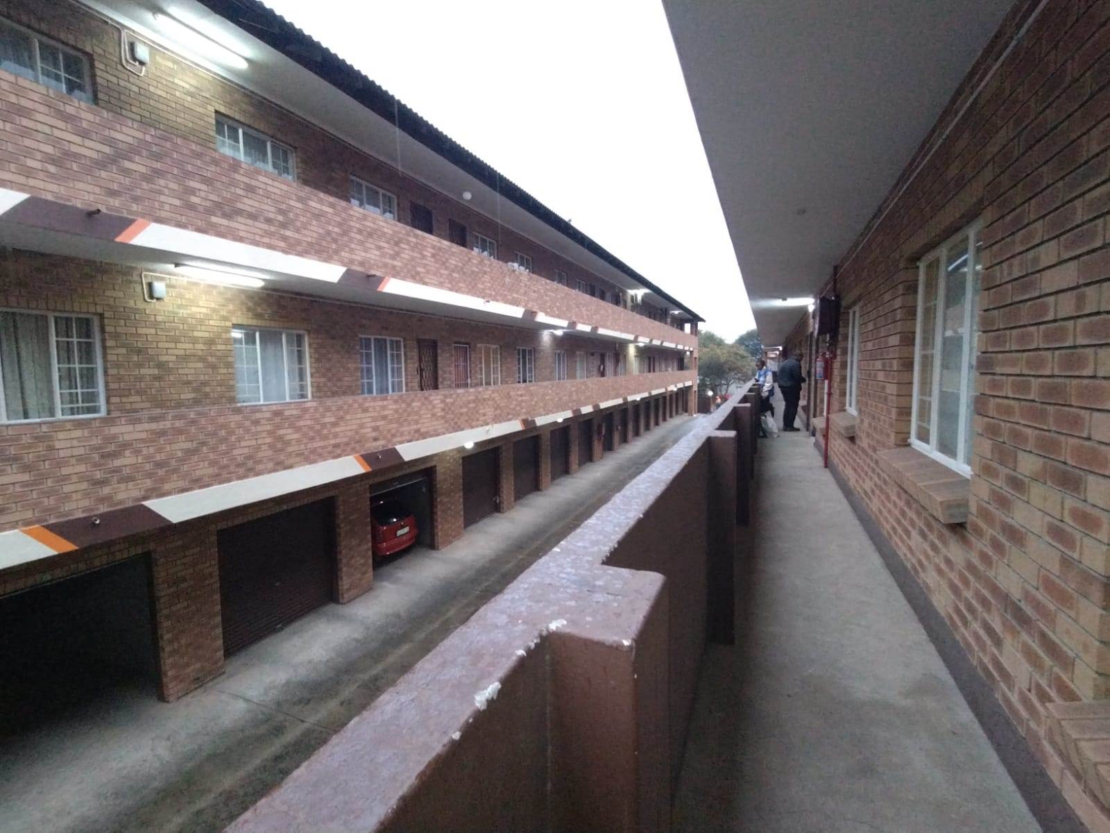 1 Bed Flat in Rustenburg Central photo number 3