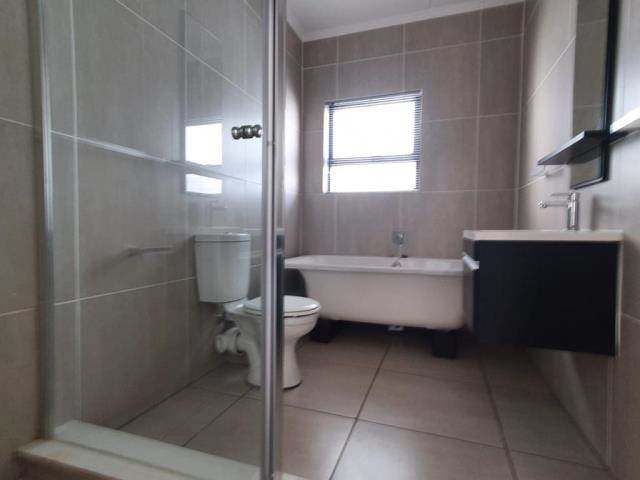 1 Bed Apartment in Greenstone Hill photo number 5
