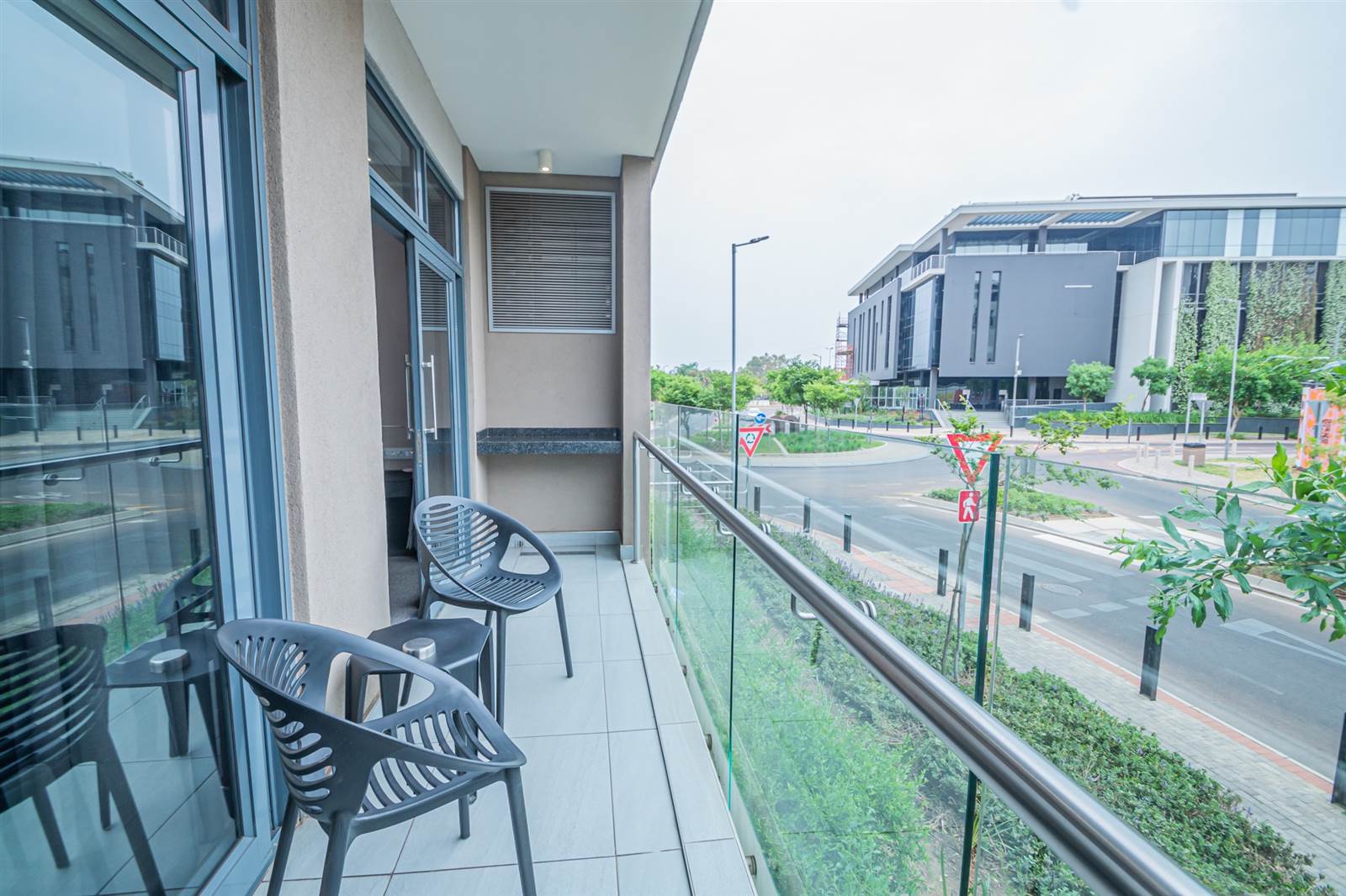 1 Bed Apartment in Menlyn photo number 14
