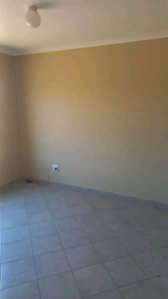 3 Bed House in Kwa Thema photo number 8