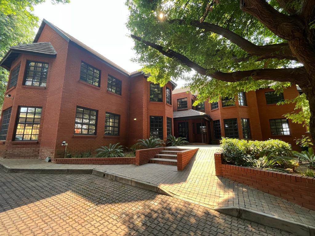 752  m² Commercial space in Bryanston photo number 1