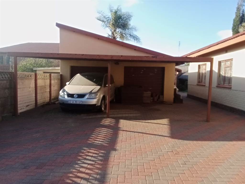 4 Bed House in Witbank photo number 9