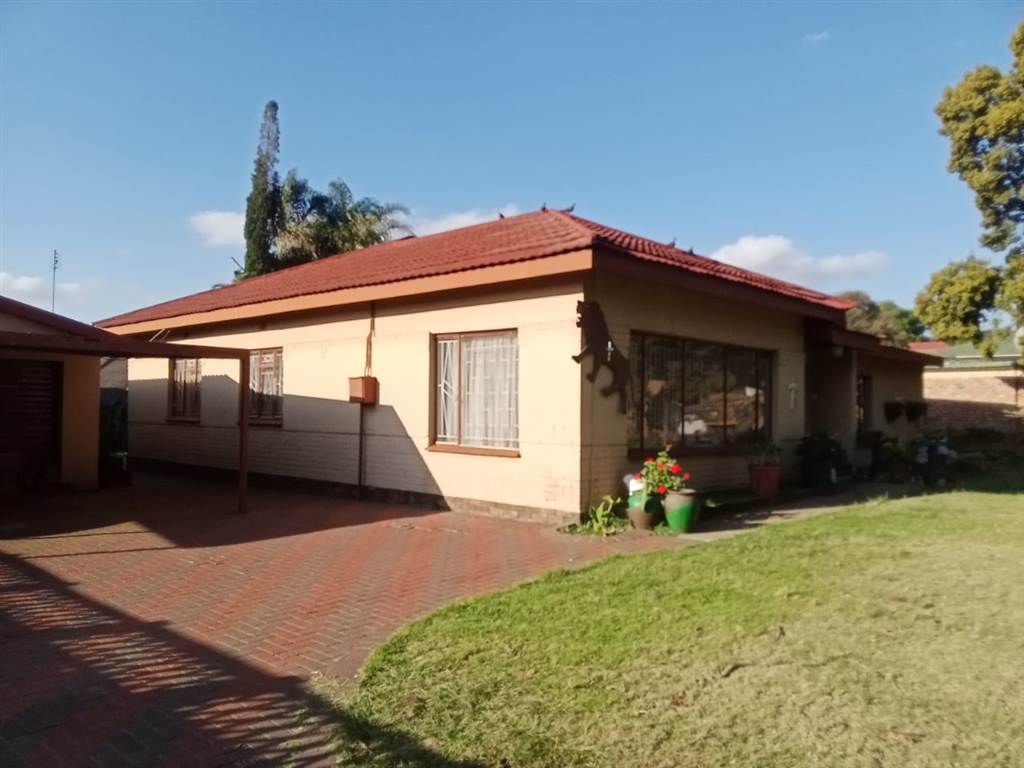 4 Bed House in Witbank photo number 1