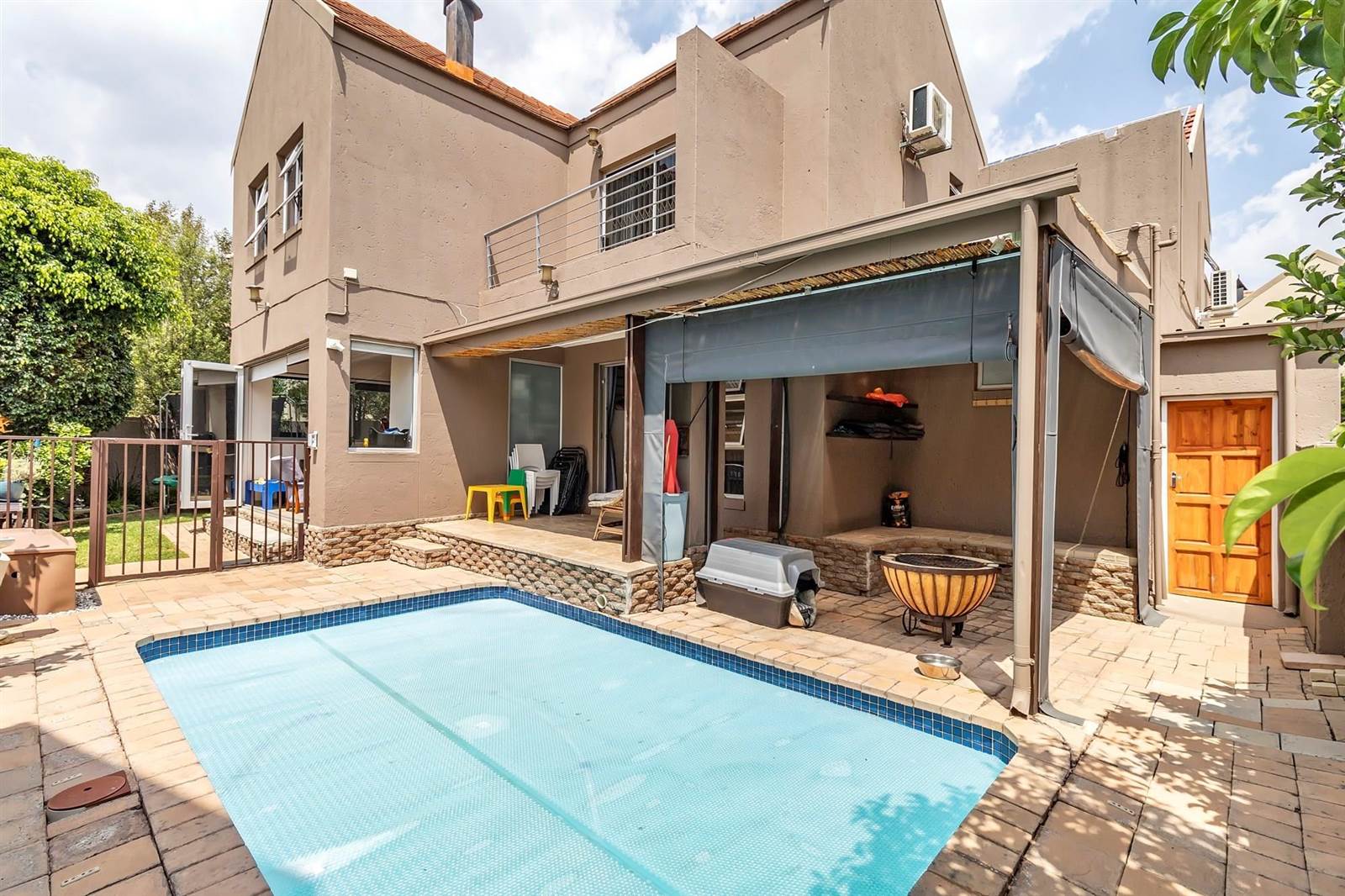 4 Bed Townhouse in Randpark Ridge photo number 1