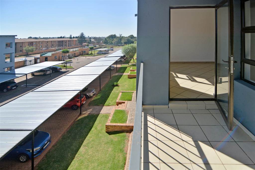 2 Bed Apartment in Grobler Park photo number 13