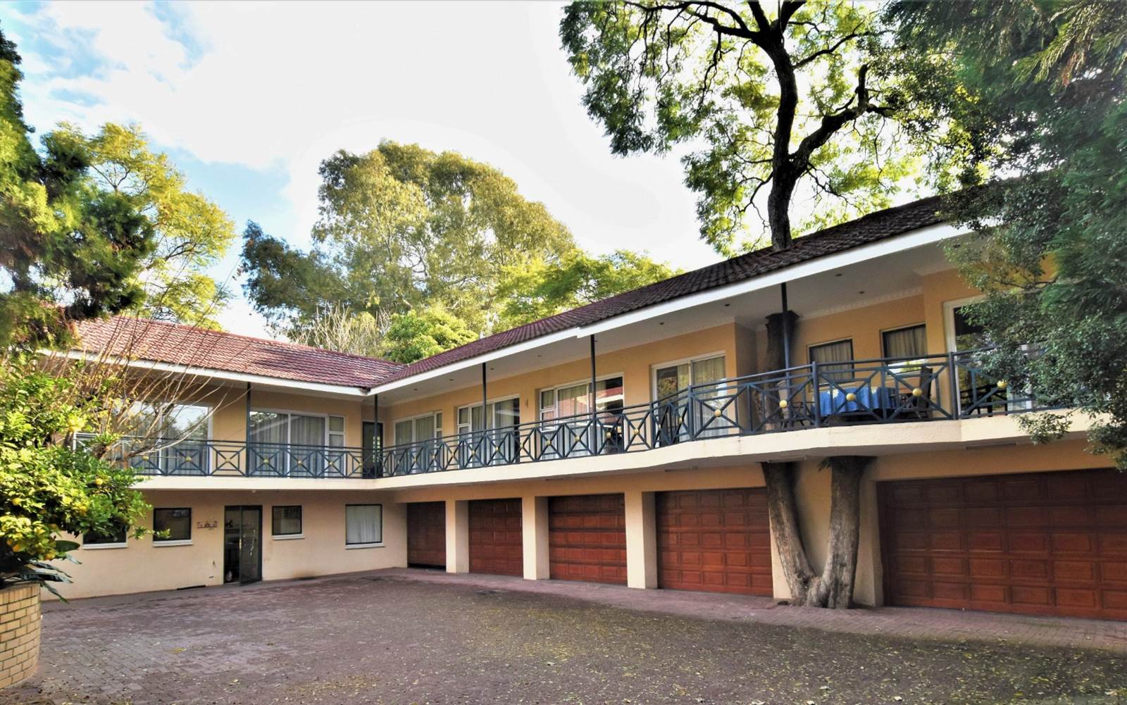10 Bed House in Parktown North photo number 2