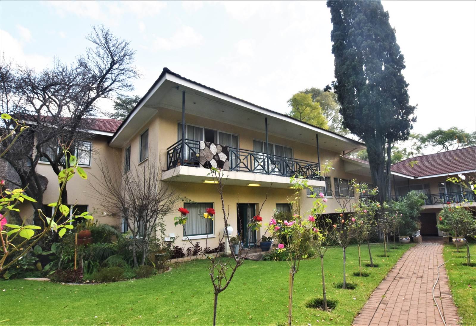 10 Bed House in Parktown North photo number 5