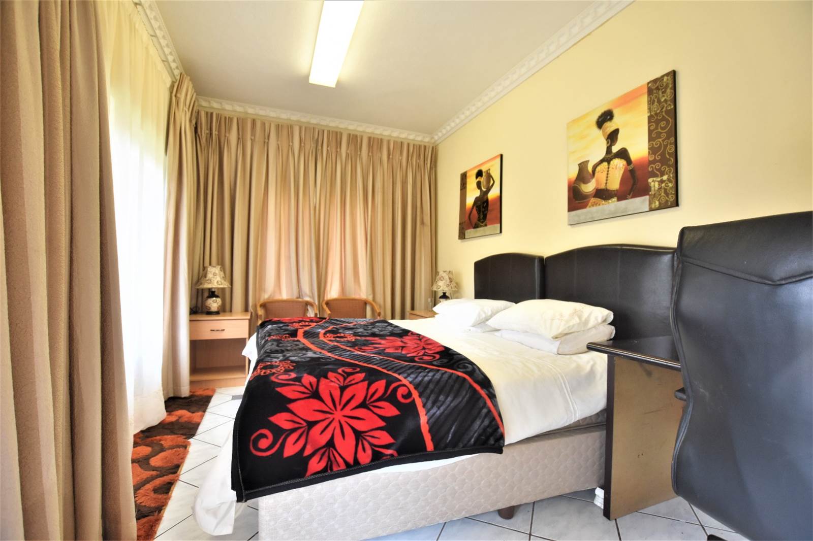 10 Bed House in Parktown North photo number 7