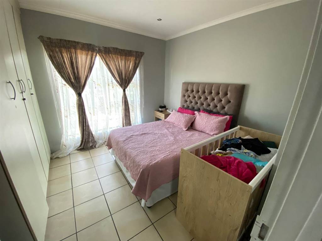 1 Bed Apartment in Sonheuwel photo number 12