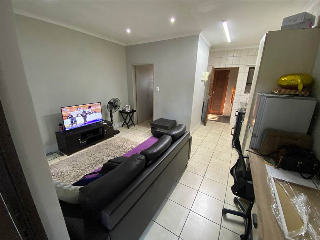 1 Bed Apartment in Sonheuwel photo number 6
