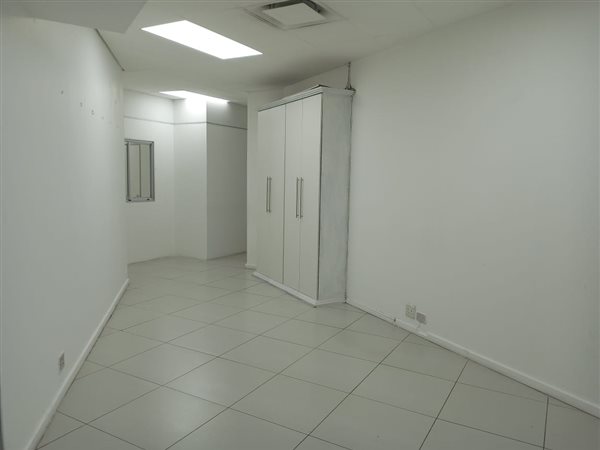 105  m² Commercial space