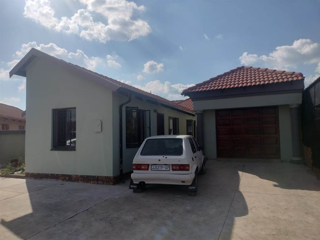 3 Bed House in Mamelodi West photo number 17